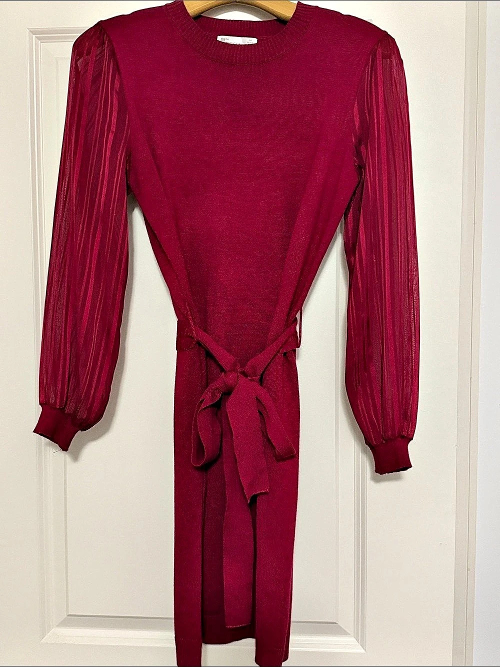 Madison Pleated Sleeve Midi Dress in Burgundy Size 6 Like New purchased at Macy’